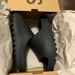 Adidas Yeezy Slide Onyx Men’s Size 8 Used with Box